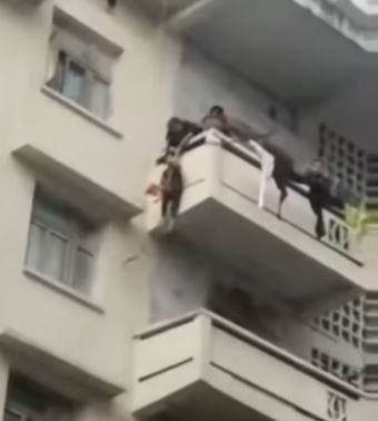 Baka riskirala unukov život, spustila ga s balkona da joj spasi mačku (VIDEO)